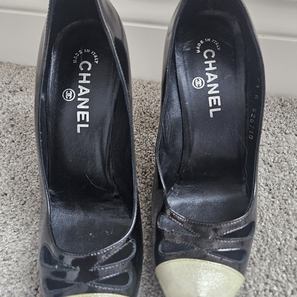 Pre loved authentic Chanel pumps - Picture 4 of 15